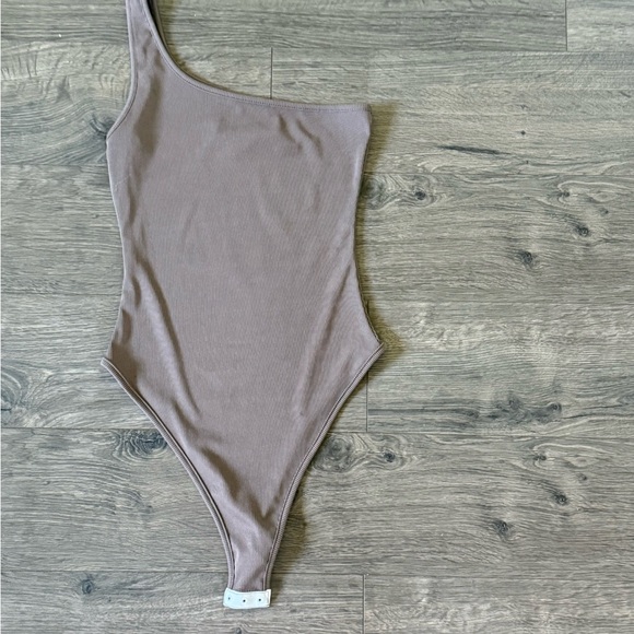 One-Shoulder Ribbed Bodysuit - Picture 2 of 3